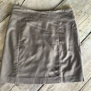 Banana Republic Stretch size 8, gray lined above knee pencil skirt. S/702665–01.